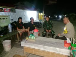 Tingkatkan Patroli sahur, Bhabinkamtibmas Babadan Polsek Gunung Jati Polres Cirebon Kota, ajak harkamtibmas
