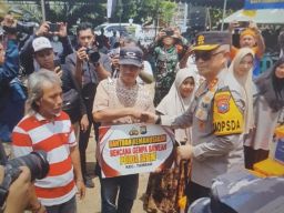 Dampingi Kepala Staf TNI AL, Kapolda Jatim Serahkan Bansos Untuk Warga Bawean yang Terdampak Gempa