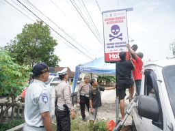 Jelang Mudik Polres Ponorogo Pasang Neon Box di Jalur Rawan Kecelakaan 