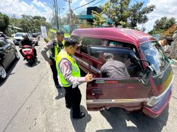 Layanan Prima Operasi Ketupat Semeru 2024, Polisi Rela Dorong Mobil Wisatawan di Kota Batu yang Mogok