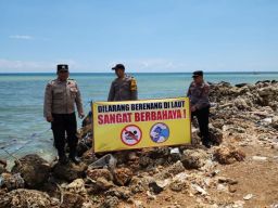 Cegah Laka Laut Polisi Pasang Banner Himbauan di Pantai Pamekasan