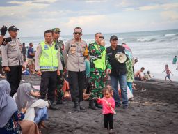 Cegah Laka Laut Pada Lebaran Ketupat Sinergitas TNI - Polri Beri Pengamanan di Pantai Watu Pecak Lumajang