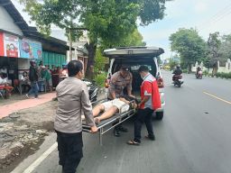 Tanggap dan Responsif, Personel Polres Mojokerto Bantu Korban Laka Lantas