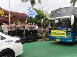 Antusias Warga Saat Polres Malang Berangkatkan Ratusan Peserta Balik Mudik Gratis Lebaran 2024  