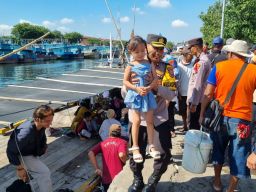 Antisipasi Arus Balik Mudik Kedua Polres Probolinggo Kota Siagakan Personel di Pelabuhan Tanjung Tembaga