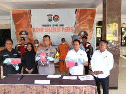 Dua Pria Diamankan Polisi Saat Asyik Main Judi "Online" di Lumajang