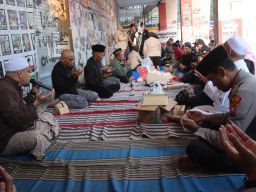 Polres Malang Bareng JSKK dan PK3 Gelar Doa Bersama di Pintu 13 Stadion Kanjuruhan