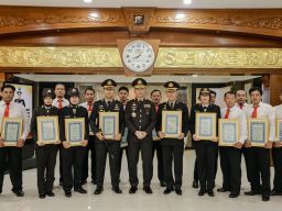 Hari Lahir Pancasila Kapolda Jatim Beri Penghargaan untuk 120 Anggota Berprestasi