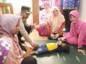 Peduli Stunting, Kapolres Situbondo dan Ketua Bhayangkari Beri Bantuan Anak-anak di RPG