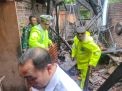 Salut, Polisi dan TNI Bersama Warga Gercep Tangani Rumah Yang Ambruk Akibat Hujan Deras di Trenggalek