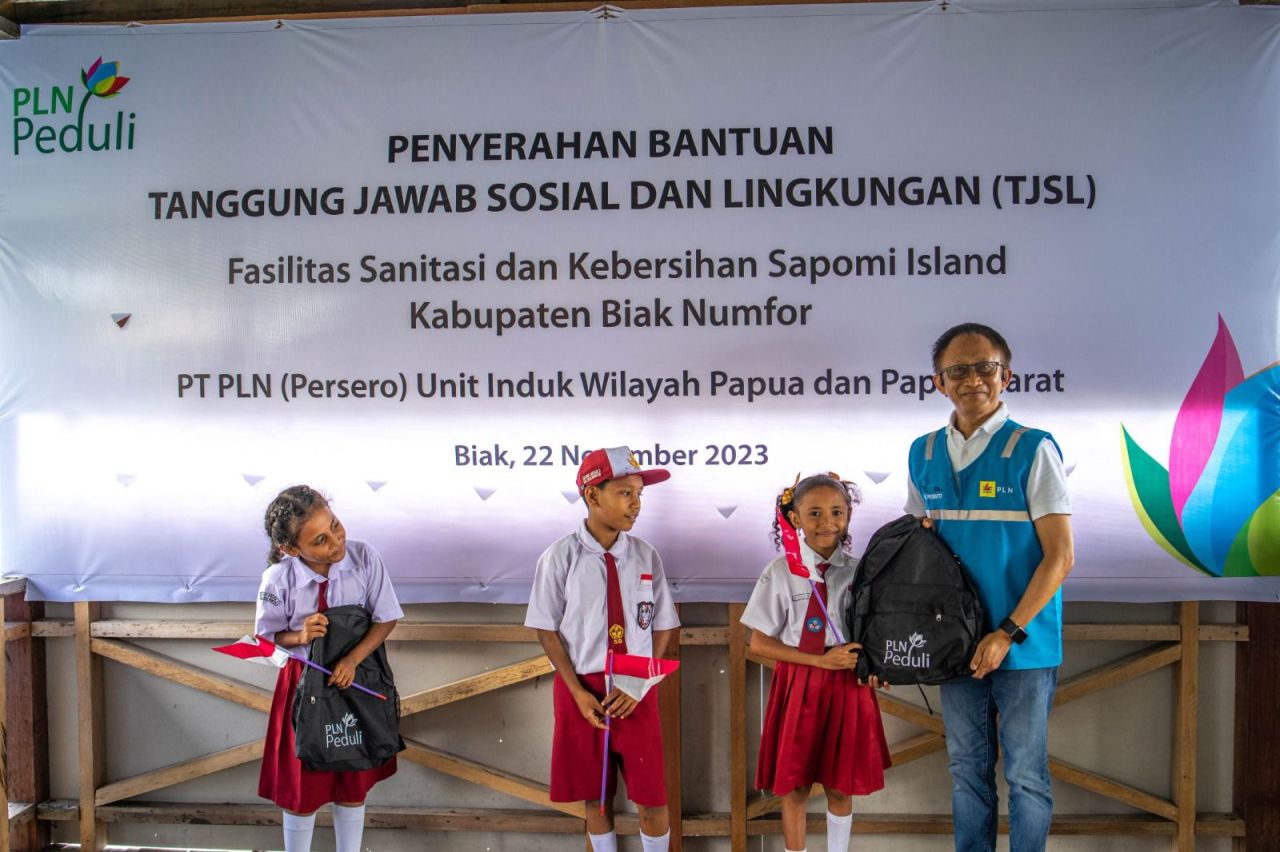Dukung Pengembangan Wisata Papua, PLN Salurkan Bantuan Sanitasi Fasum di Pulau Sapomi, Biak