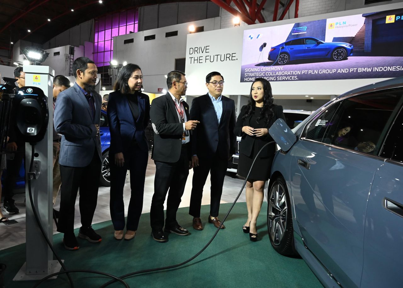PLN Gandeng BMW, Tiap Pembelian Mobil EV dapat Fasilitas _Home Charging_ Terintegrasi