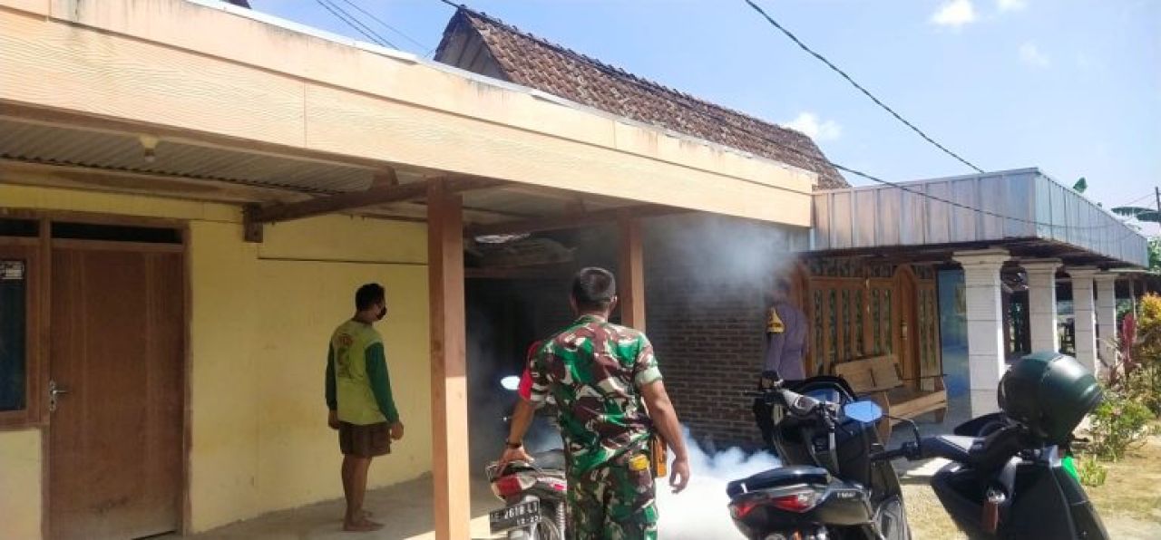 Cegah Demam Berdarah, Babinsa Koramil 04/Padas Dampingi Pelaksanaan Fogging