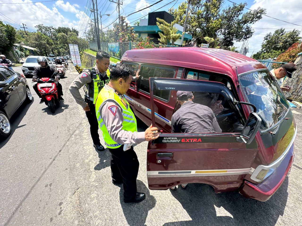 Layanan Prima Operasi Ketupat Semeru 2024, Polisi Rela Dorong Mobil Wisatawan di Kota Batu yang Mogok