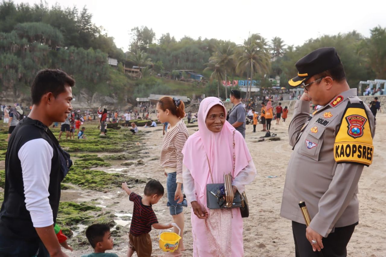 Polres Pacitan Siagakan Personel di Sejumlah Objek Wisata Pastikan Pengunjung Aman dan Nyaman  