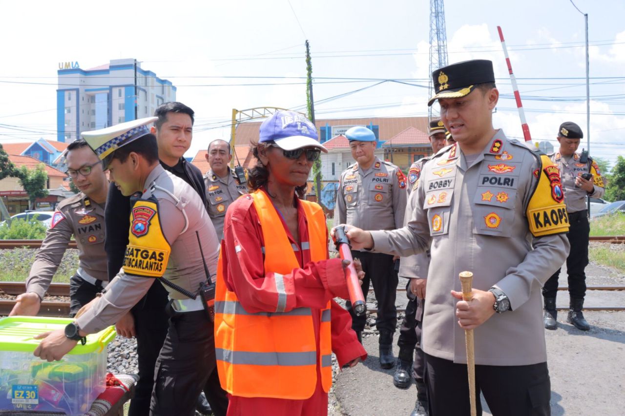 Atensi Perlintasan Kereta Api Tanpa Palang, Polres Lamongan Bantu Peralatan Untuk Relawan   