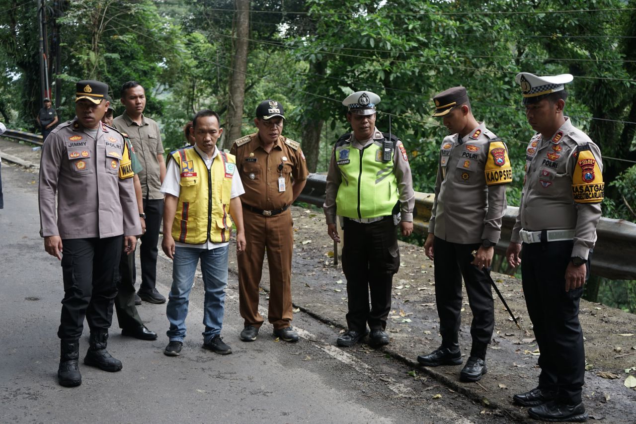 Kapolres Jember Cek Jalan Lintas Gumitir yang Retak Himbau Kendaraan Berat Lewat Jalur Pantura