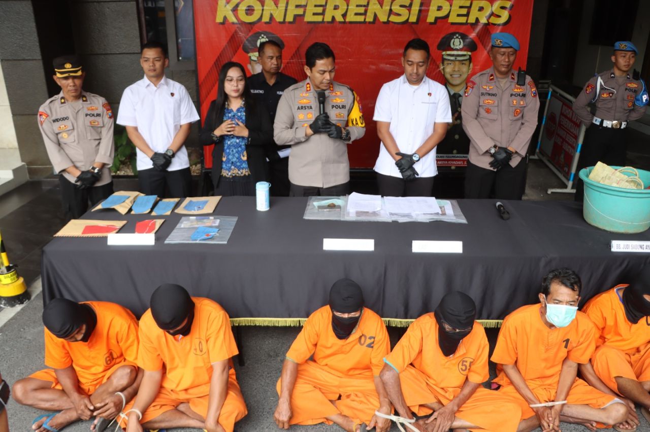 Polres Tulungagung Amankan 10 tersangka Kasus Judi Salah Seorang Diantaranya Selebgram