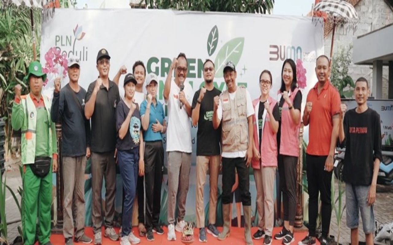 Srikandi PT PLN (Persero) UIP JBTB Turut Sukseskan Program Bersih - Bersih Sungai Tukad Mati Patasar