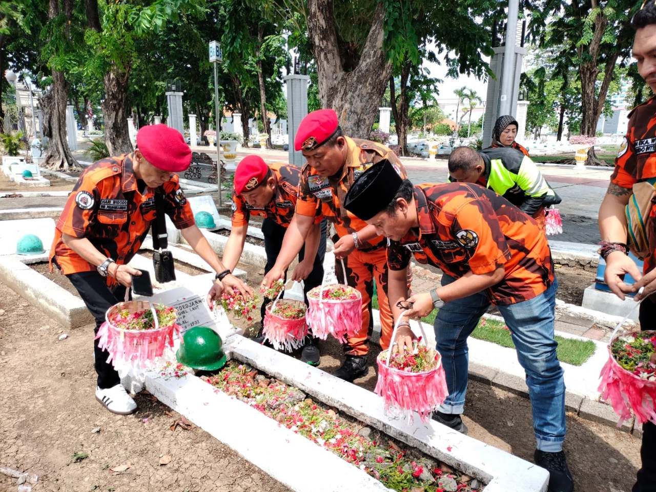 Peringati Hari Pahlawan, Pemuda Pancasila Kota Surabaya Tabur Bunga di Taman Makam Pahlawan