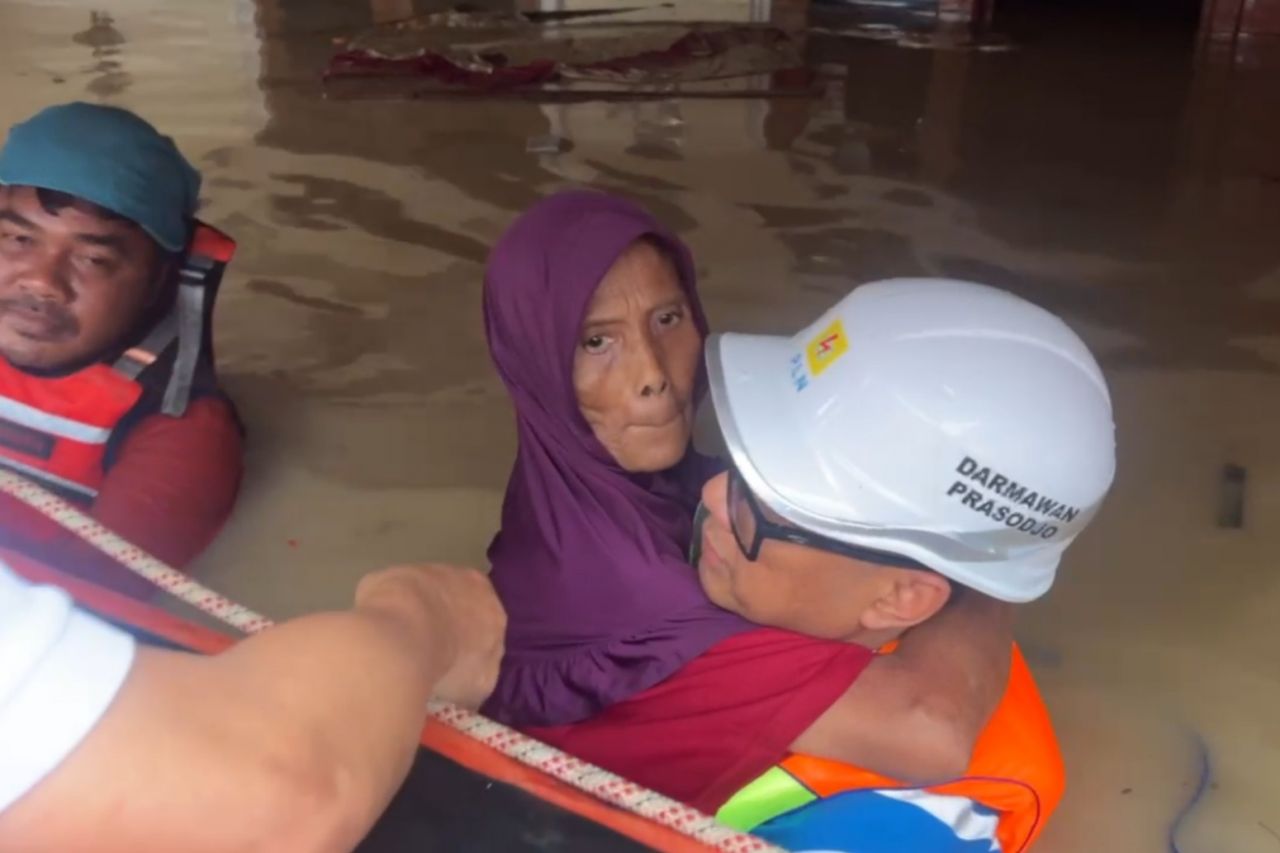 Di Bulan Ramadhan 1446 H, PLN Kontrol Keamanan Kelistrikan, Bantu Evakuasi Warga di Tengah Banjir Bekasi