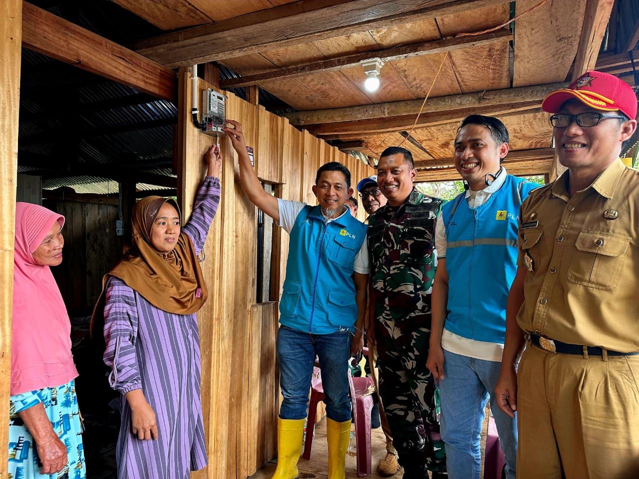 Pada Hari Lingkungan Hidup, Kampung Menra Terang Benderang, 28 Keluarga Merasakan Akses Listrik 24 Jam