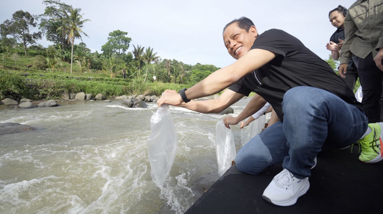 Hari Kesaktian Pancasila, PLN dan KLH Gelar Aksi Bersih DAS Ciliwung, Angkut 176 Kg Sampah dan Tanam 2.500 Pohon