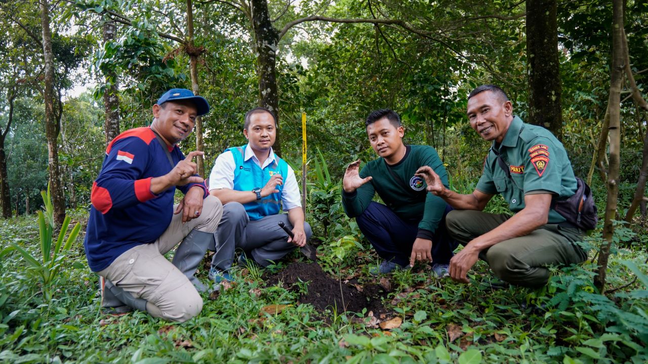 Peringati Hari Lingkungan Hidup Sedunia, PLN Icon Plus Jatim Gelar Reforestasi di Kaki Gunung Arjuno–Welirang