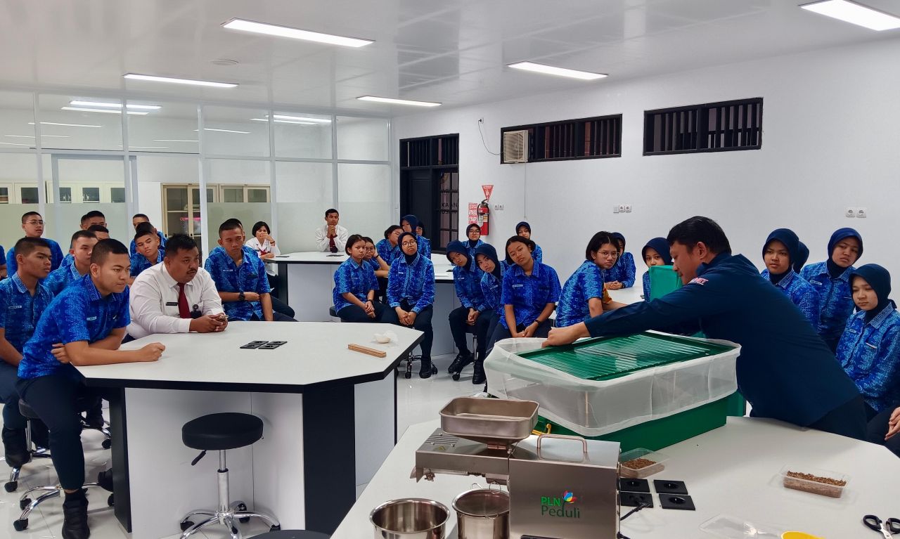 Sambut HUT ke-81 RI: PLN & IT PLN Siapkan SDM Unggul Transisi Energi Lewat Pelatihan Energi Terbarukan bagi Siswa SMA