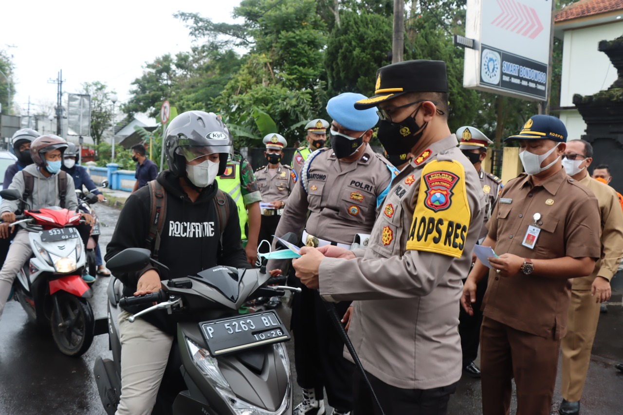Ingatkan Prokes dan Patuh Aturan Lalulintas Kapolres Bondowoso Turun Jalan Bagi - bagi Masker