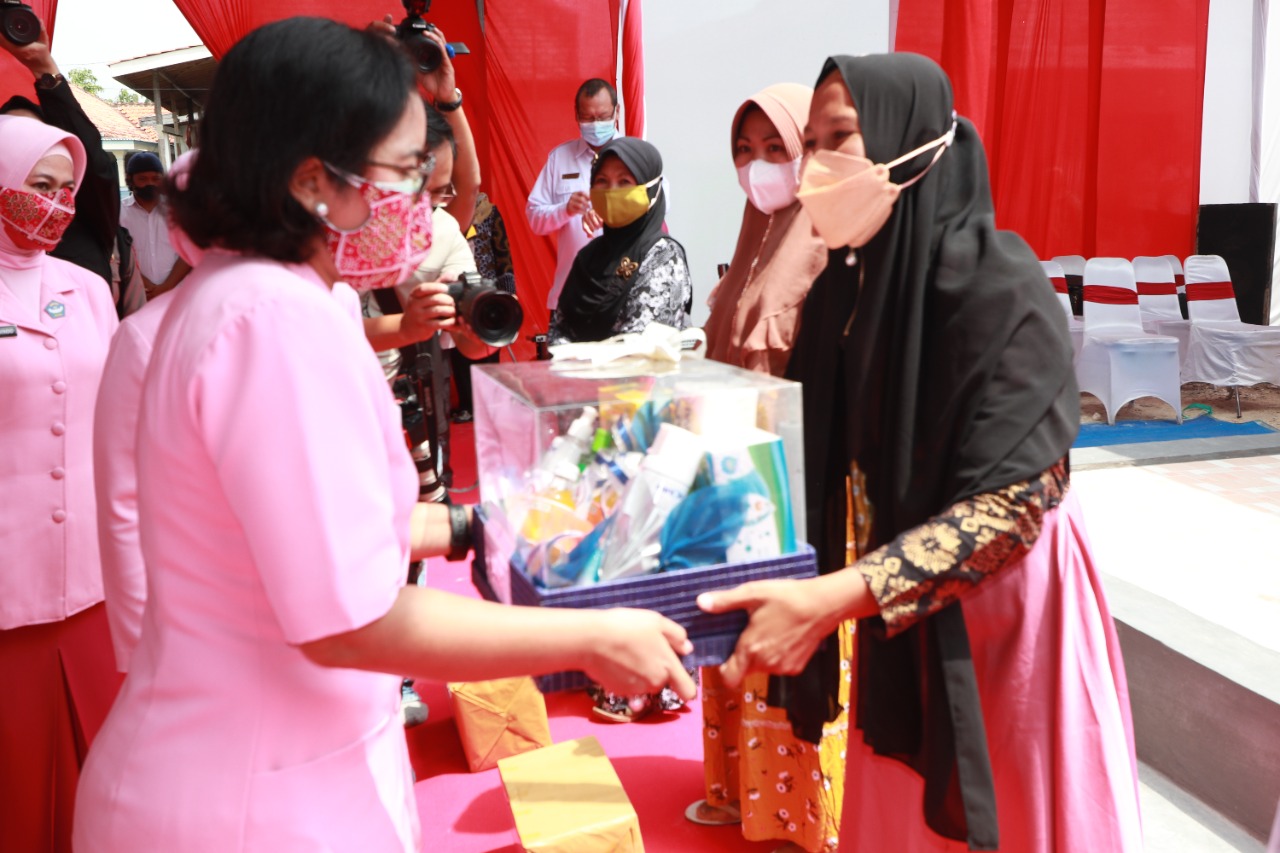 Pengurus Yayasan Kemala Bhayangkari Daerah Jatim Bangun MCK untuk Masyarakat Tonjung Bangkalan