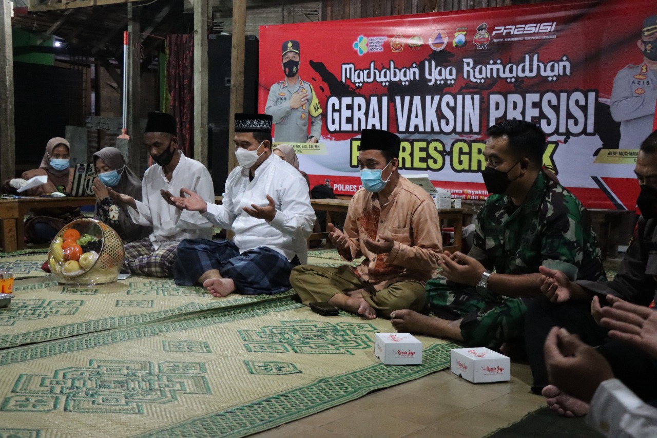 Mewujudkan Herd Immunty, Polres Gresik Vaksinasi Santri Usai Salat Tarawih