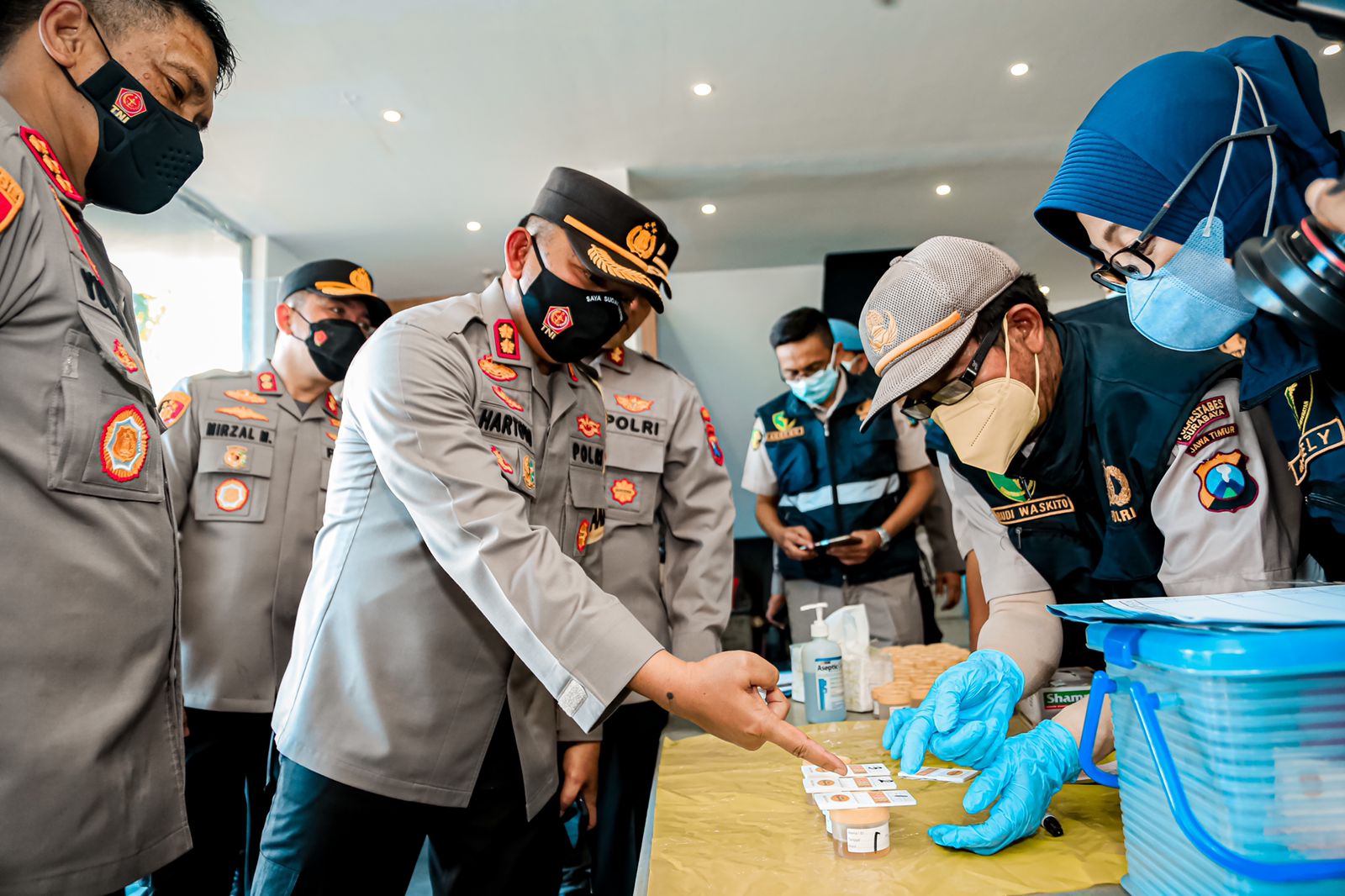 KAPOLRESTABES SURABAYA LAKSANAKAN TES URINE MENDADAK