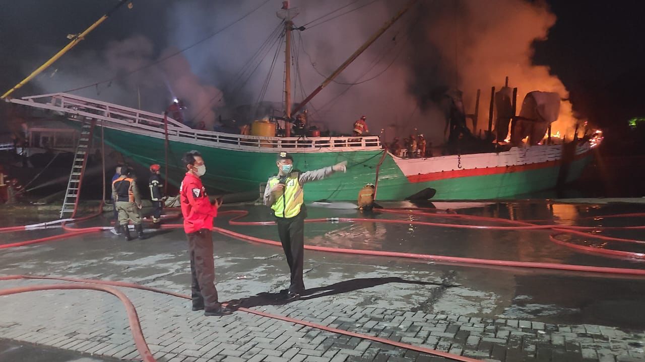 Polres Tanjung Perak Amankan TKP Kebakaran Dua Kapal di Pelabuhan Kalimas Surabaya