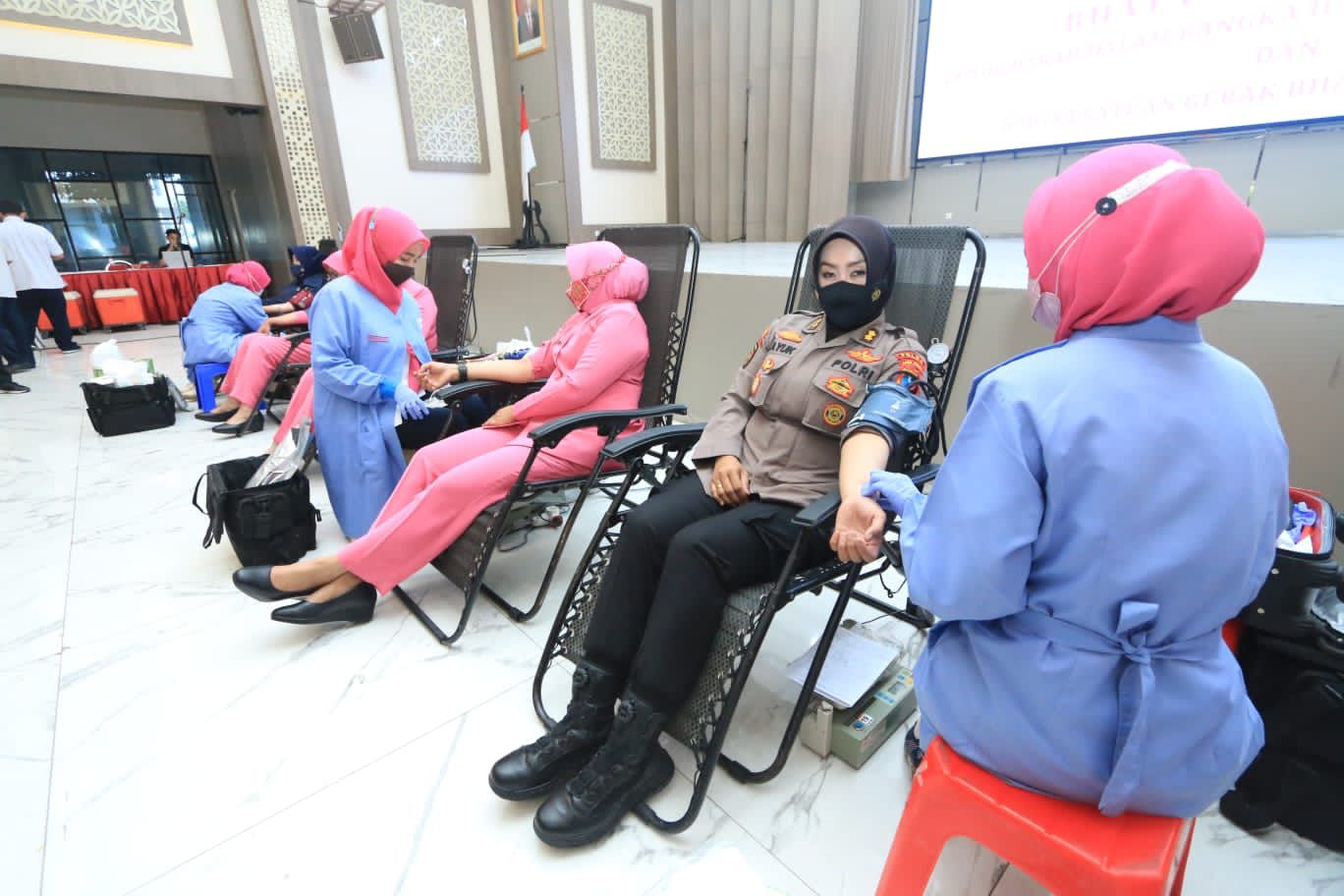 Sambut Hari Polwan ke-74, Polwan Polda Jatim Gelar Donor Darah, Baksos dan Polwan Goes To School