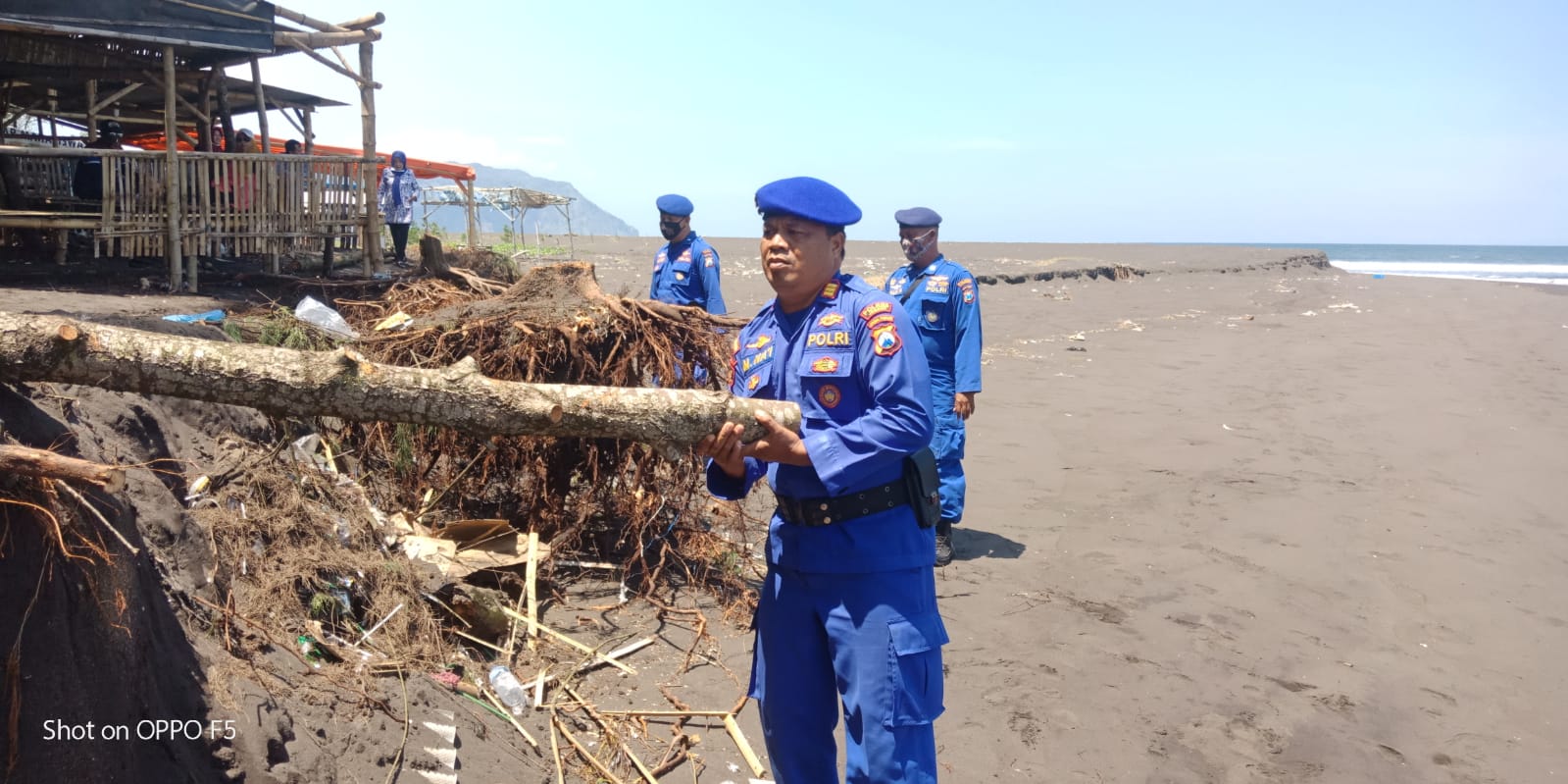 Tanggap Bencana, Satpolairud Polres Jember Lakukan Mitigasi Banjir Rob