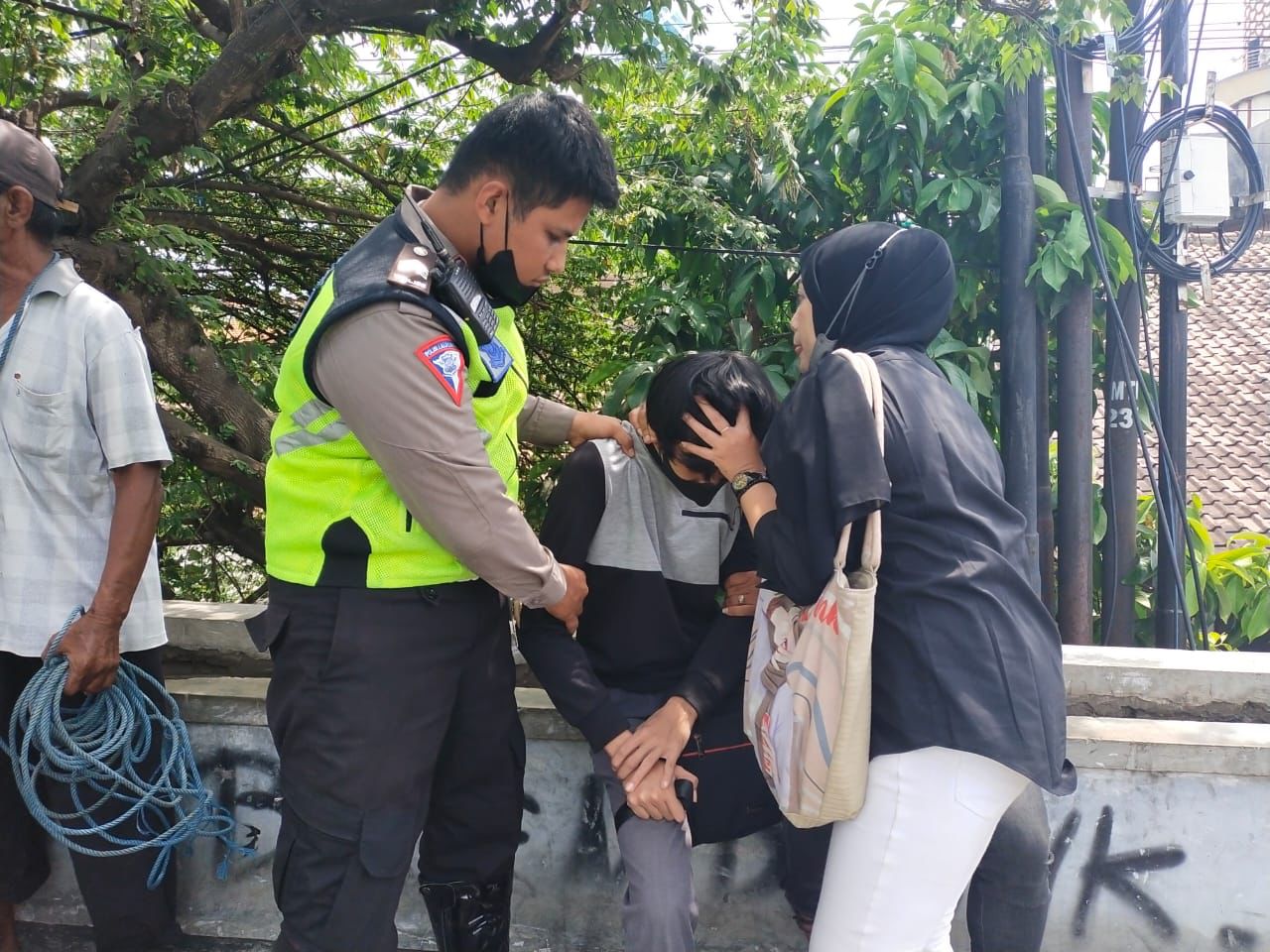 Anggota Polres Kediri Kota Bersama Abang Becak Berhasil Gagalkan Aksi Bunuh Diri