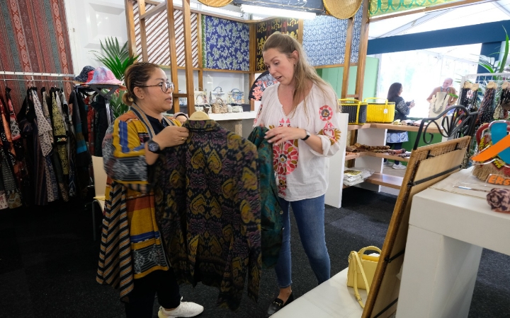 Batik Berkah Binaan PLN dari Jambi Tampil di Tong Tong Fair 2022 Den Haag, Belanda
