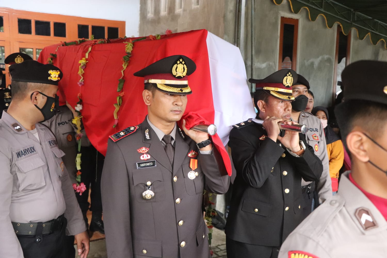 Kapolres Trenggalek dan Tulungagung Pimpin Upacara Pemakaman Anggota yang Gugur saat Pengamanan di Stadion Kanjuruhan