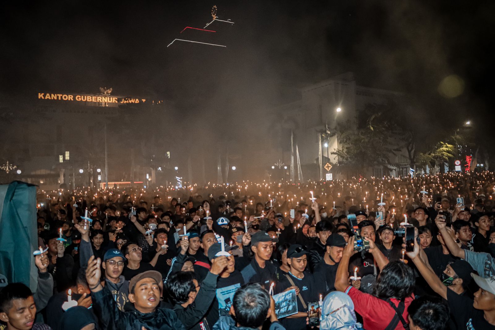 Ribuan Bonek dan Personil Polri Polrestabes Surabaya Gelar Doa Besama Untuk&nbsp; Korban Tragedi Kanjuruhan