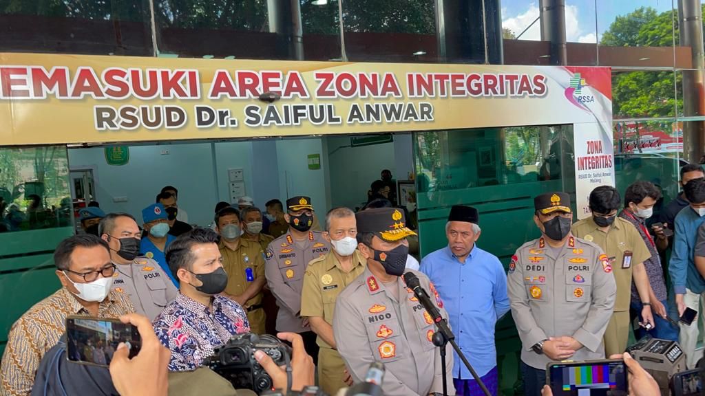Jenguk Korban Tragedi Stadion Kanjuruhan di RS Saiful Anwar, Kapolda Jatim Ucapkan Permohonan Maaf Atas Tragedi Kanjuruhan