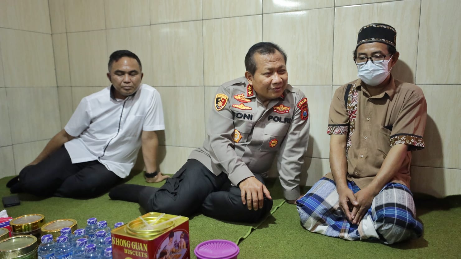 Turut Berduka, Kapolda Jatim Kunjungi Rumah Keluarga Tragedi Kanjuruhan di Kota Malang