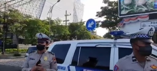 Laksanakan Giat Pagi, Unit Patroli 821 Polsek Mulyorejo Pantau Kelancaran Lalin