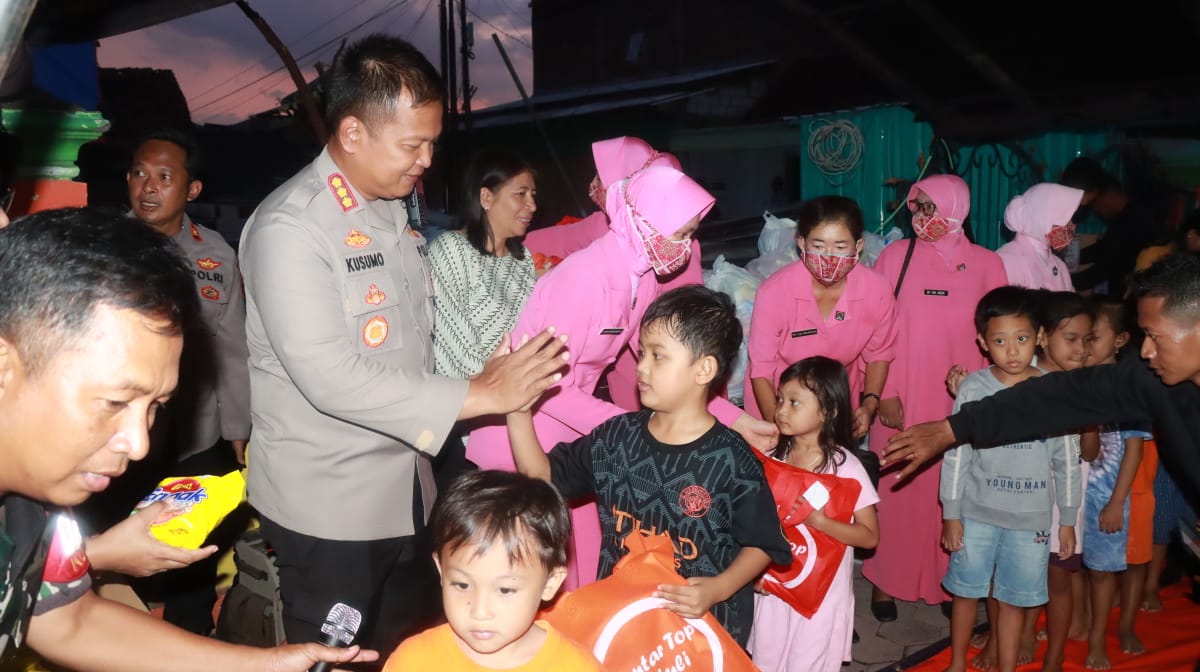 Polresta Sidoarjo dan Bhayangkari Berikan Paket Sembako dan Perlengkapan Sekolah di Lokasi Bencana Puting Beliung