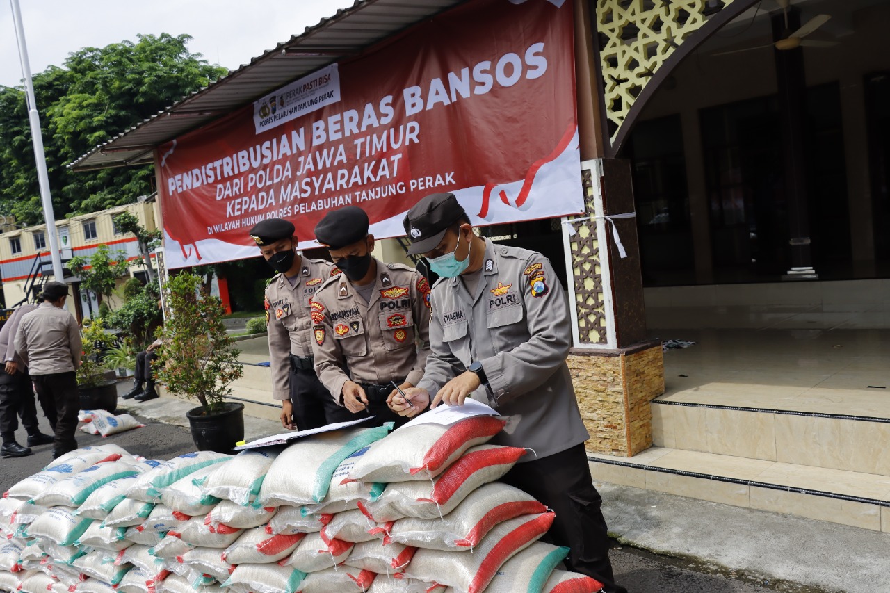 Polres Tanjung Perak Distribusikan Bantun dari Polda Jatim untuk Warga Kurang Mampu