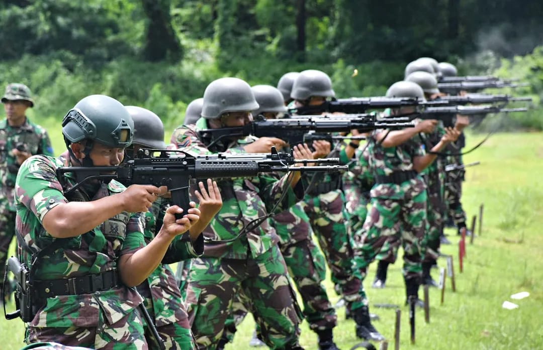 PRAJURIT YONARHANUD 2 MARINIR LAKSANAKAN LATIHAN MENEMBAK SENJATA RINGAN