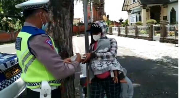 Sat Lantas Polres Bandara Peduli kepada Sesama