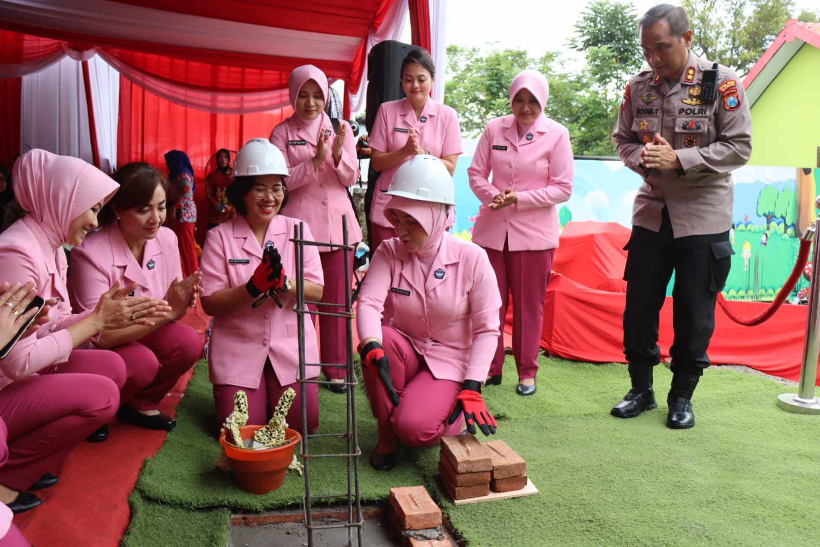 Ketua Pengurus YKB Daerah Jatim Letakan Batu Pertama Pembangunan TK Kemala Bhayangkari 66
