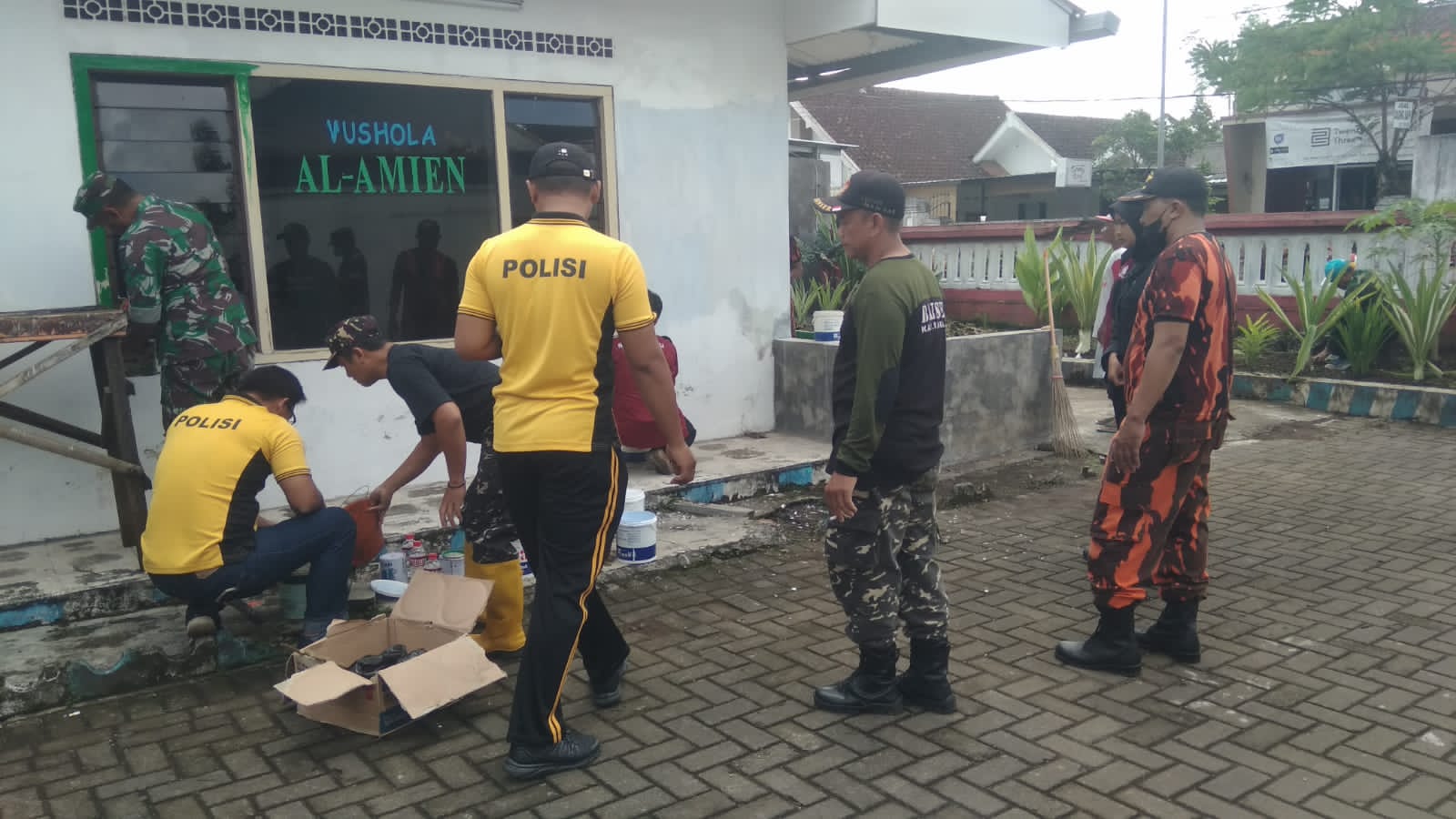 Kompak, Aremania dan Polisi Sambut Ramadhan Dengan Bersihkan Tempat Ibadah