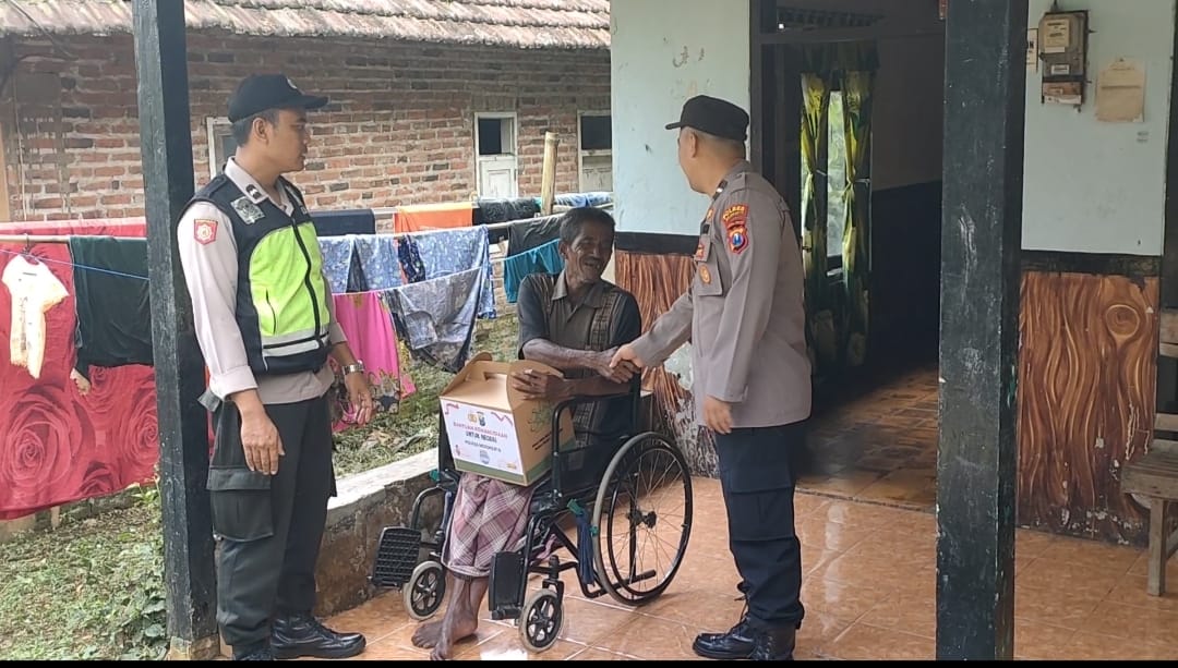 Polres Mojokerto Salurkan Bantuan Sosial Untuk Warga Trawas